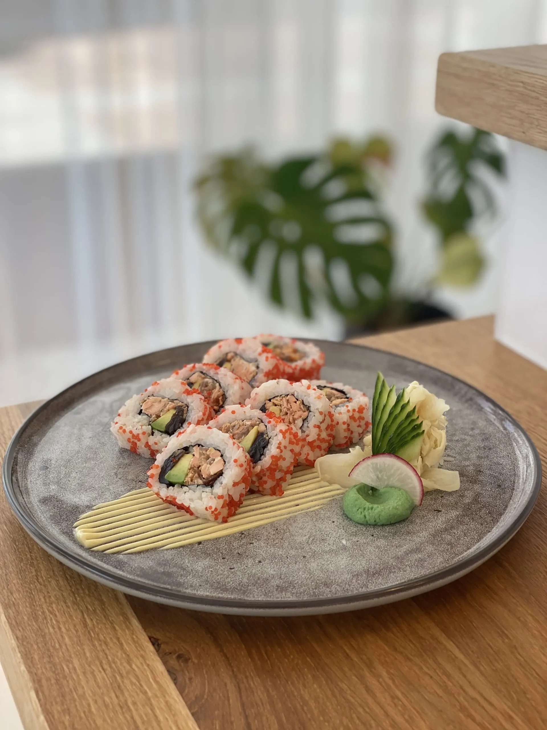Sushi na talíři
