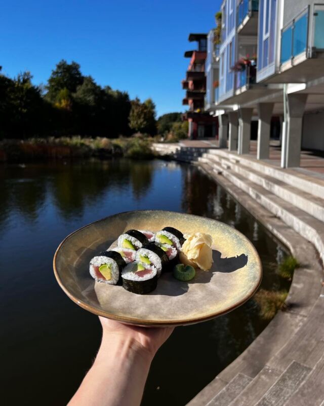 FUTOMAKI TEKKA AVOKÁDO🐟🥑
Skvělá kombinace tuňáka s avokádem, na kterou jen tak nezapomenete!💥
#futomaki #tekka #tunak #avokado #sushi #sushilovers #poke #pokebowl #seafood #rozvoz #delivery #jidlossebou #obed #vecere #restaurace #dolnibrezany #prahazapad #praha #sushicorso