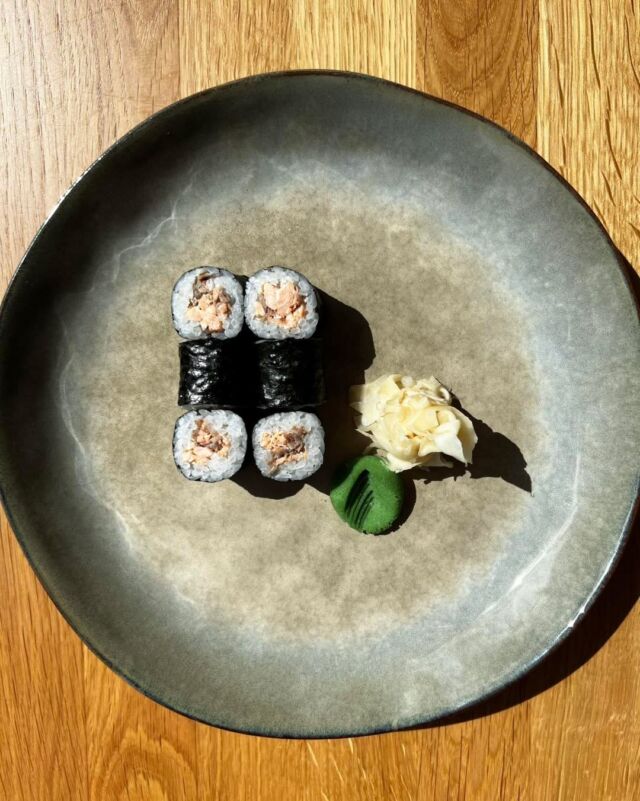 HOSO MAKI GRILLED SALMON🍣
Nejste příznivci syrových ryb? Tak tohle je přesně pro vás! U nás si pochutnáte i na sushi s grilovaným lososem.🔥
#hosomaki #grilledsalmon #losos #sushi #sushilovers #poke #pokebowl #seafood #rozvoz #delivery #jidlossebou #obed #vecere #restaurace #dolnibrezany #prahazapad #praha #sushicorso