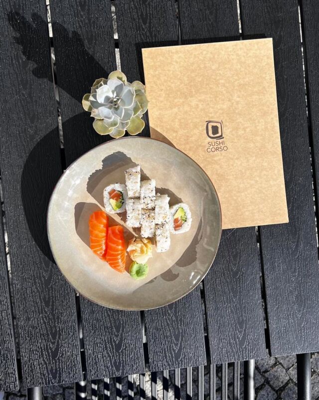 SET 3😎
nigiri sake 2ks, uramaki alaska sezam 8ks
Jeden z velice oblíbených setů u nás! Losos, avokádo a rýže, nic složitého.🧐
Už jste ho měli?❤️
#nigiri #sake #uramaki #alaskasezam #sushi #sushilovers #poke #pokebowl #seafood #rozvoz #delivery #jidlossebou #obed #vecere #restaurace #dolnibrezany #prahazapad #praha #sushicorso